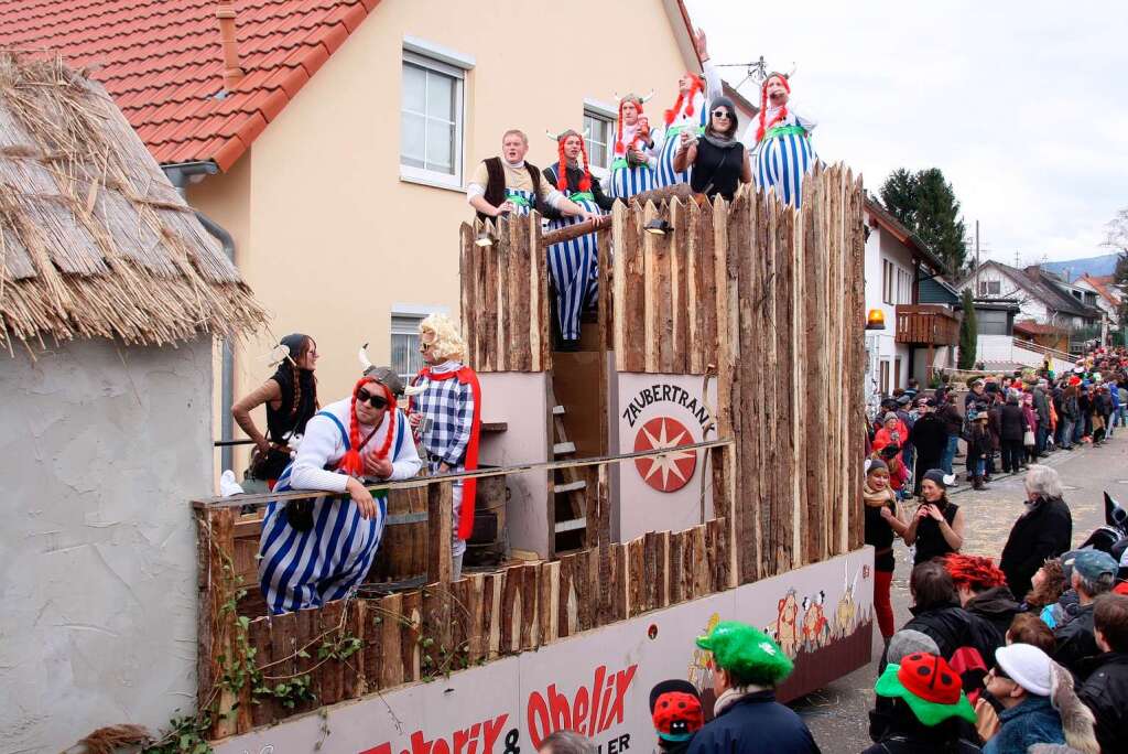 Die Hlle war wieder los in Wettelbrunn: Mehr als 1200 Hstrger aus 59 Gruppen und 12 Motivwgen machten das Dorf unsicher.