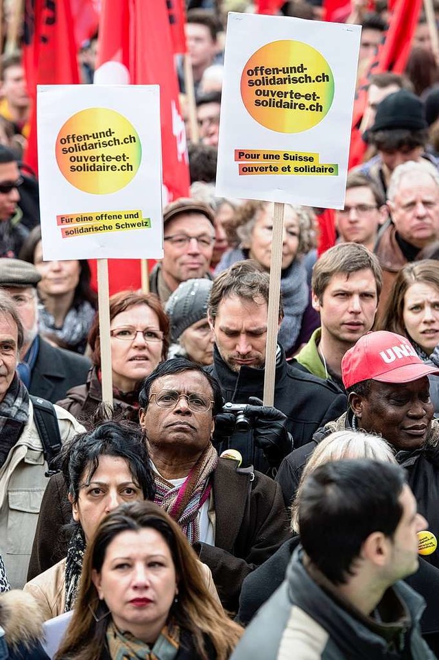 Tausende demonstrierten vor dem Schwei... eine offene und solidarische Schweiz.  | Foto: dpa