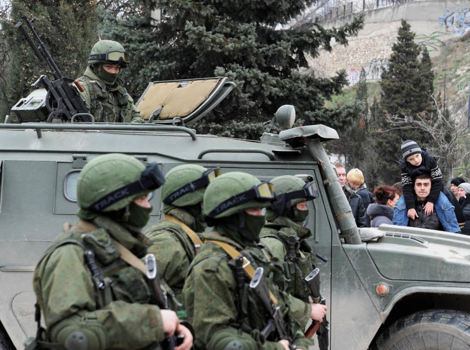 Vermummte Männer blockieren am 1. März...ukrainischen Grenzposten in Balaklava.  | Foto: AFP