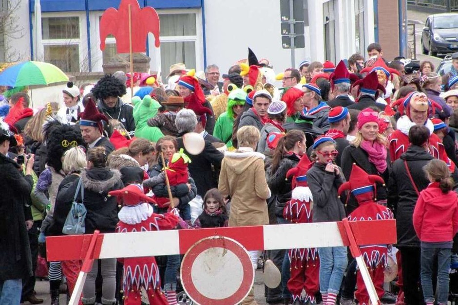 Kinderumzug in Endingen: Großes Gedränge vor dem Start in der Eisenbahnstraße. (Foto: Ruth Seitz) Kinderumzug in Endingen: Großes Gedränge vor dem Start in der Eisenbahnstraße. (Foto: Ruth Seitz)