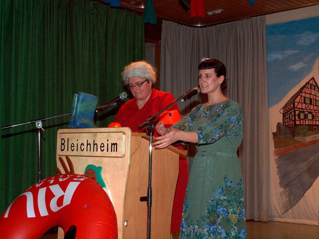 Zunftabend der Zyndusse in Bleichheim: Karin Engler und Bernadette Ghri lassen sich ber Ernst und die Welt aus