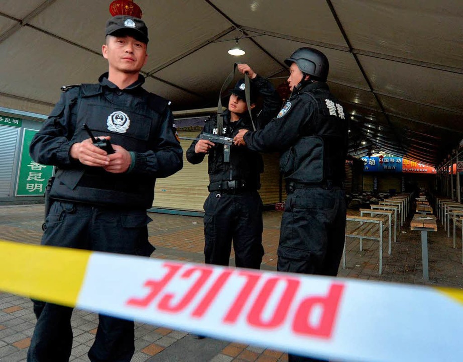 Polizisten am Schauplatz des Gemetzels.  | Foto: AFP