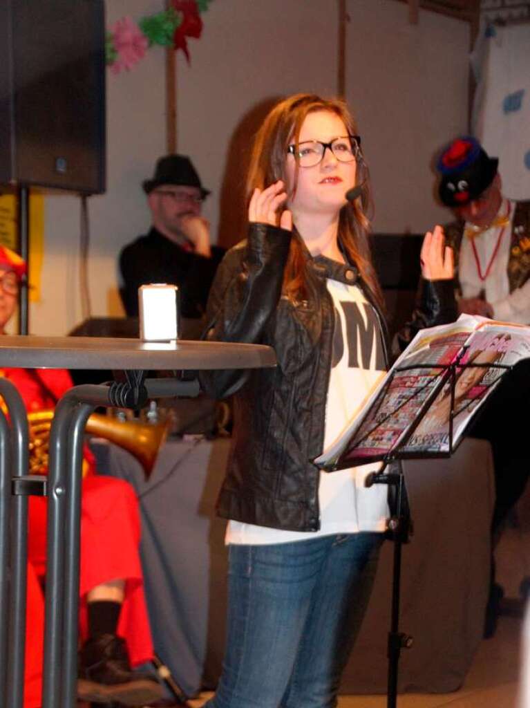 Anna Emmenecker alias „selli klei Wild“ begann ihren jugendlichen Auftritt frech und frei mit „Grüßt euch ihr Kompostis“ Anna Emmenecker alias „selli klei Wild“ begann ihren jugendlichen Auftritt frech und frei mit „Grüßt euch ihr Kompostis“
