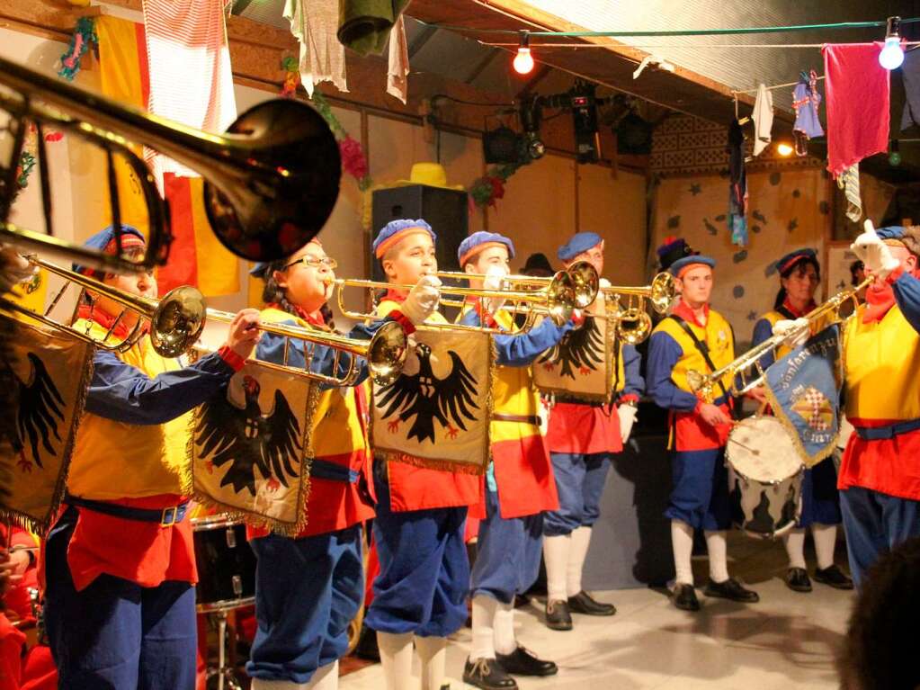 Der Fanfarenzug „Hachberger Herolde“ bei seinem Auftritt an der Wingerridder Fasnet Der Fanfarenzug „Hachberger Herolde“ bei seinem Auftritt an der Wingerridder Fasnet