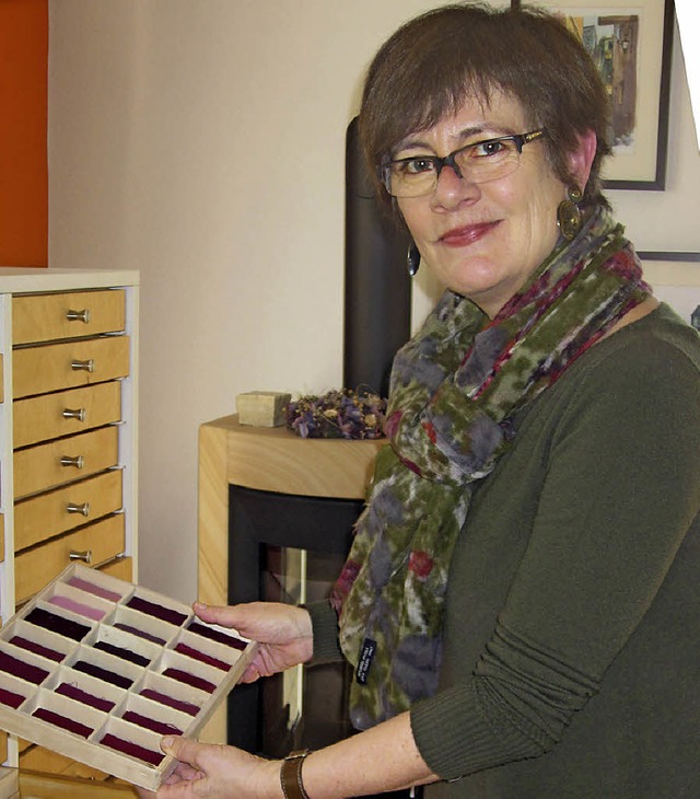 Martina Lauber arbeitet mit der Farbpa...n einem Schubladenschrank aufbewahrt.   | Foto: Ossenberg/dpa