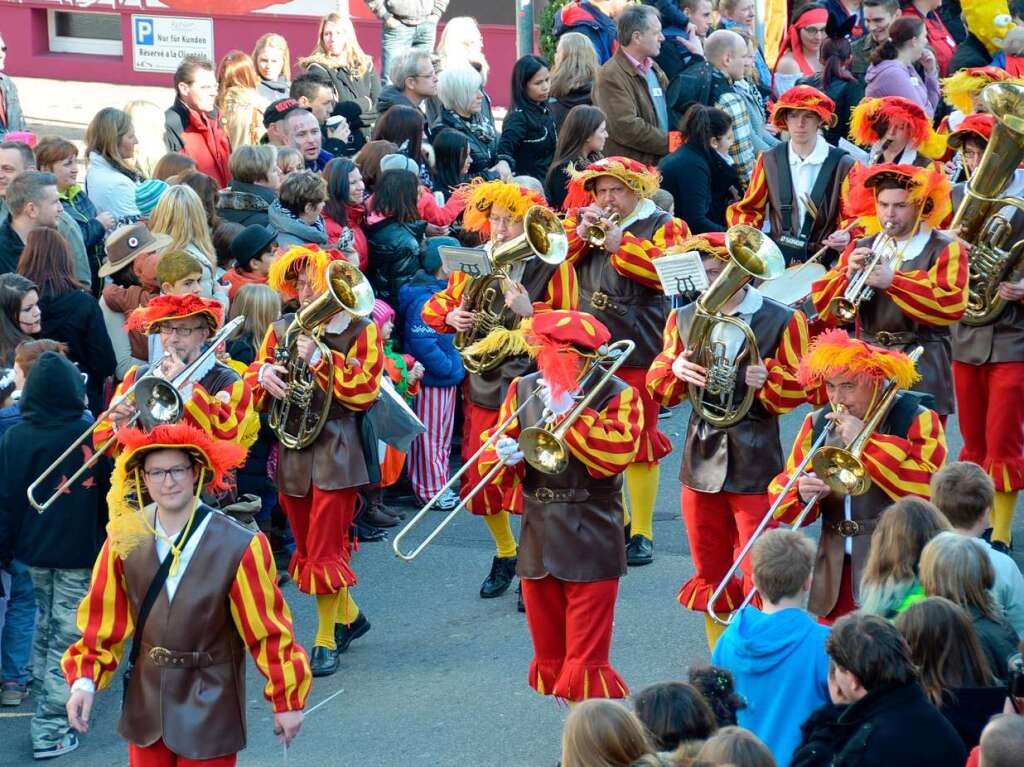 Fasnachtsumzug mit 66 Gruppen und vor Tausende Zuschauern in Neuenburg, organisiert von  der Narrenzuft Dr Rhiischnooge