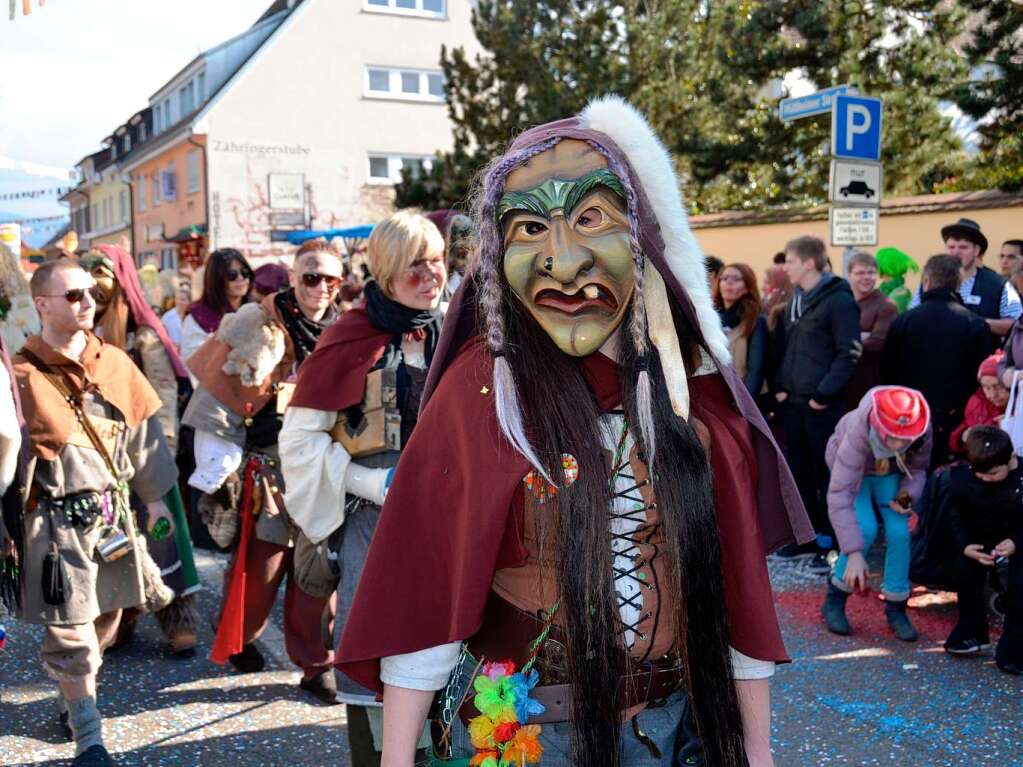 Fasnachtsumzug mit 66 Gruppen und vor Tausende Zuschauern in Neuenburg, organisiert von  der Narrenzuft Dr Rhiischnooge