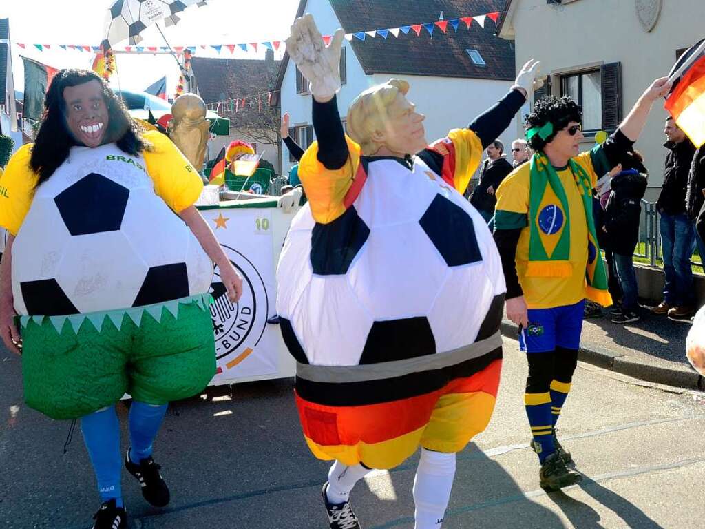 Umzug in Sasbach:  Die Gruppe Mut machte sich auf den Weg nach Brasilien zur Fuball-Weltmeisterschaft.