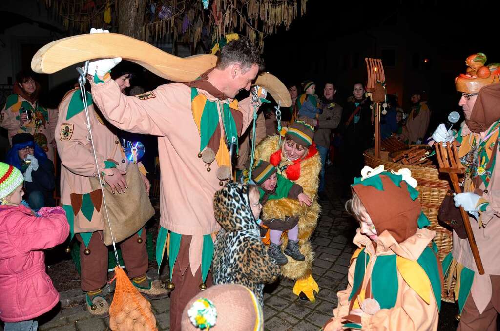 Nachtumzug in Forchheim:  Schell-Mi Neuaufnahme unterm Narrenbaum auf dem „Stubenplatz“.