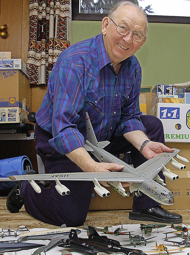 Klaus Riedel mit einigen der Flugzeugmodelle, die er an den Mann bringen will.   | Foto: W. Beck