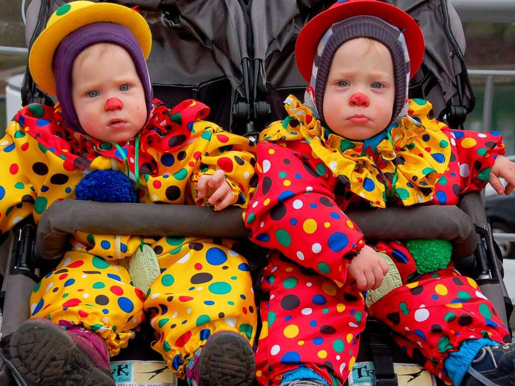 Kleine Clowns mit skeptischem Blick
