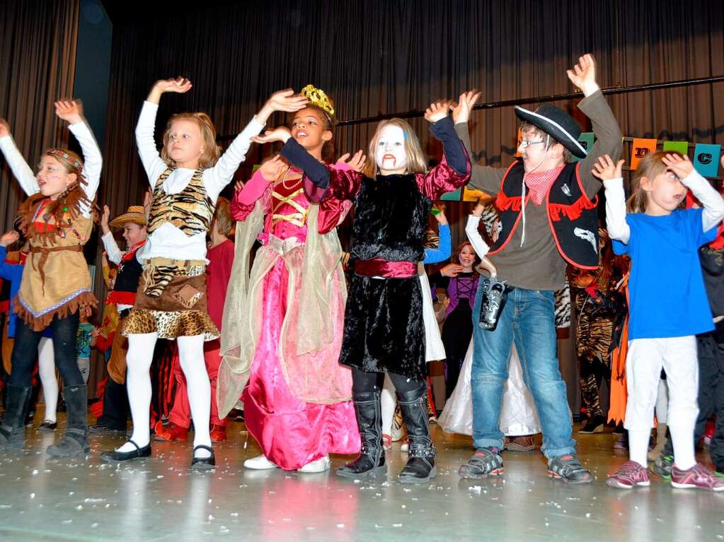 Kinderfasnet in Kiechlinsbergen:  Farbenprchtig der Tanz der Grundschulkinder.