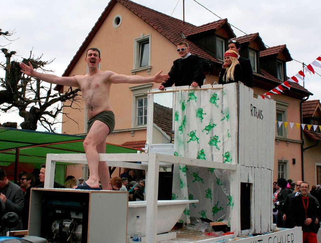 Baden ist immer wunderschn... - auch wenn's vorm Rathaus ist. Diesem jungen Mann wurde es offensichtlich nicht zu kalt.