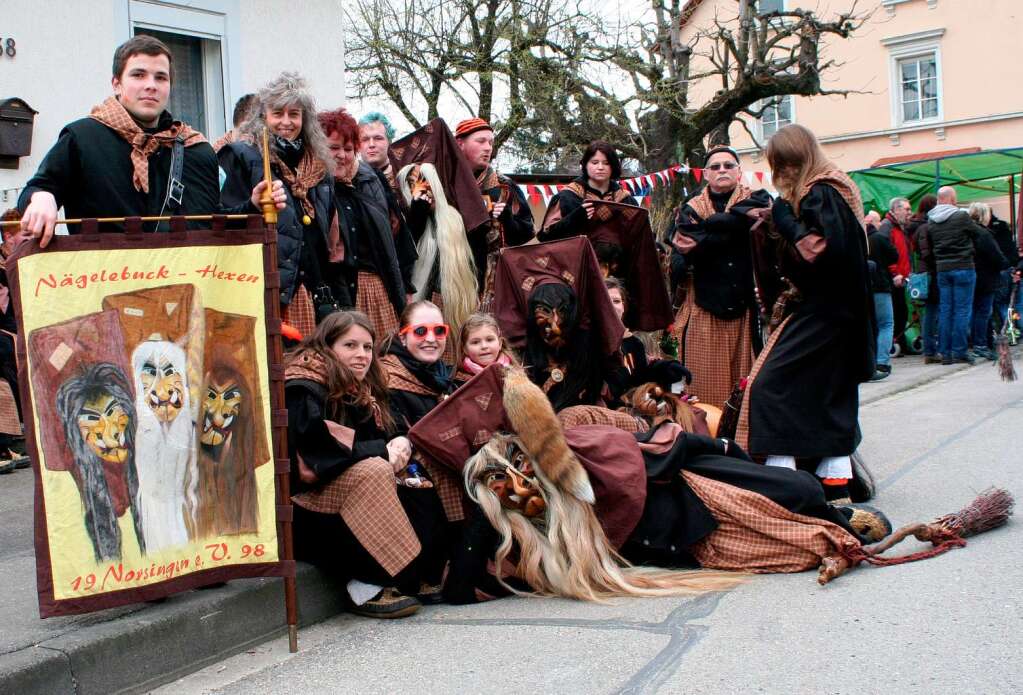 Eine Ruhepause nach erfolgtem Umzug gnnten sich die Ngelsbuck-Hexen am Straenrand.