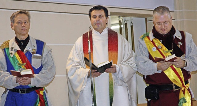 Pfarrer Becker mit Brgermeister Wilke...gildemeister  Rosskopf als Messdiener   | Foto: hwu