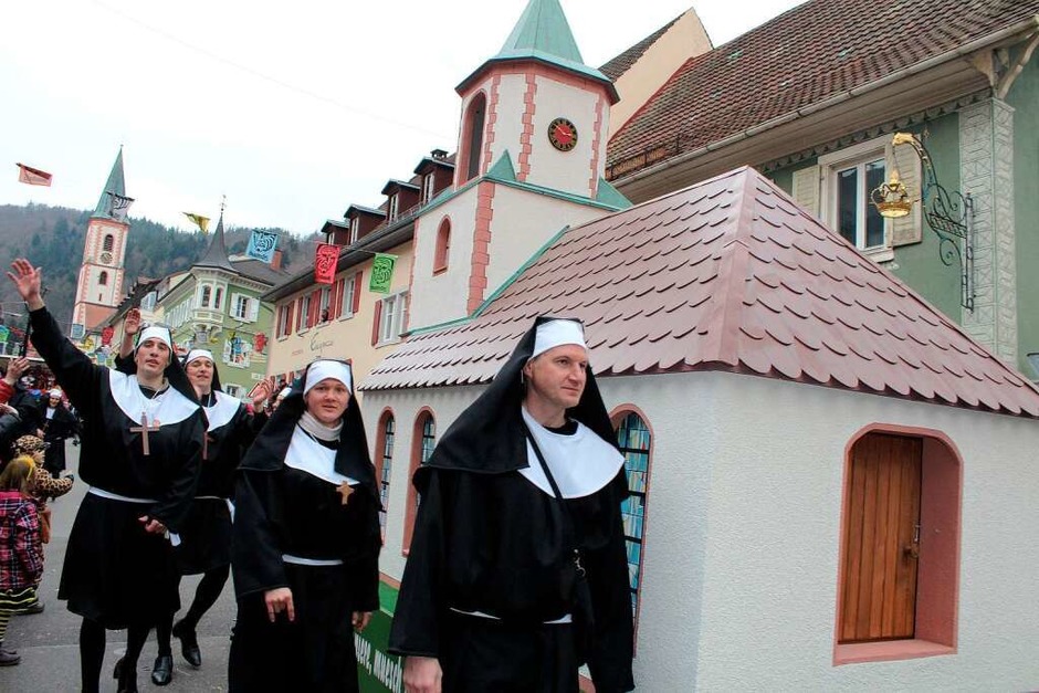 Beim Fasnachtsumzug in Zell kamen die Zuschauer aus dem Staunen nicht heraus (Foto: Hermann Jacob) Beim Fasnachtsumzug in Zell kamen die Zuschauer aus dem Staunen nicht heraus (Foto: Hermann Jacob)