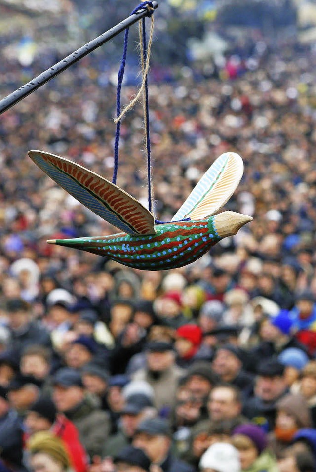 Symbol der Friedenstaube bei einer Demonstration in Kiew   | Foto: DPA
