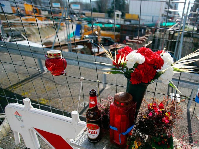 Blumen, eine Flasche Klsch und Grabli...nstrurzstelle des Klner Stadtarchivs.  | Foto: dpa
