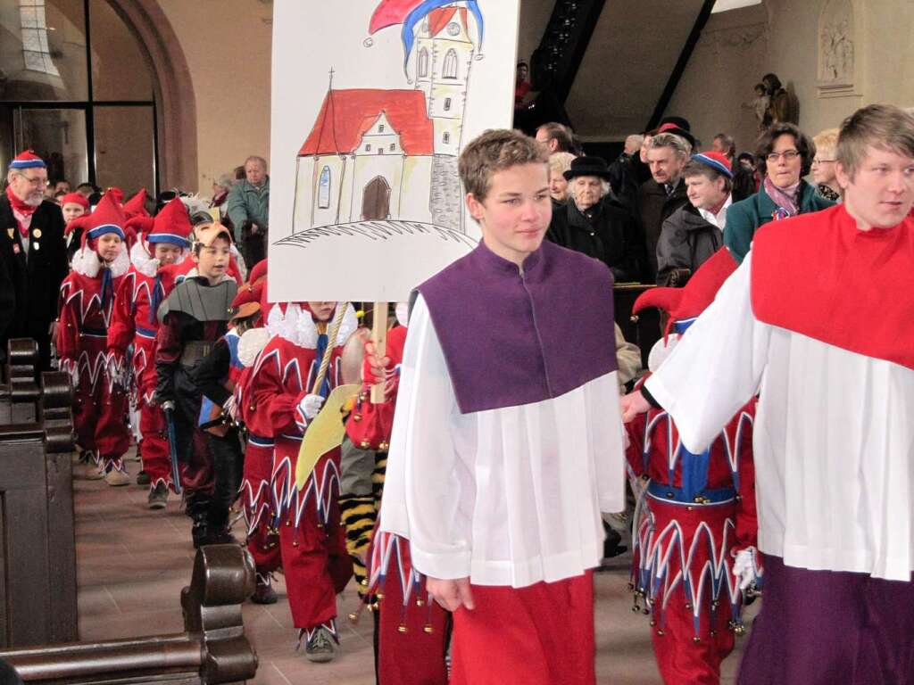 Fasnetsunndig in Endingen: Im Häs kamen kleine und große Narren am Morgen zum Fasnetsgottesdienst. Fasnetsunndig in Endingen: Im Häs kamen kleine und große Narren am Morgen zum Fasnetsgottesdienst.