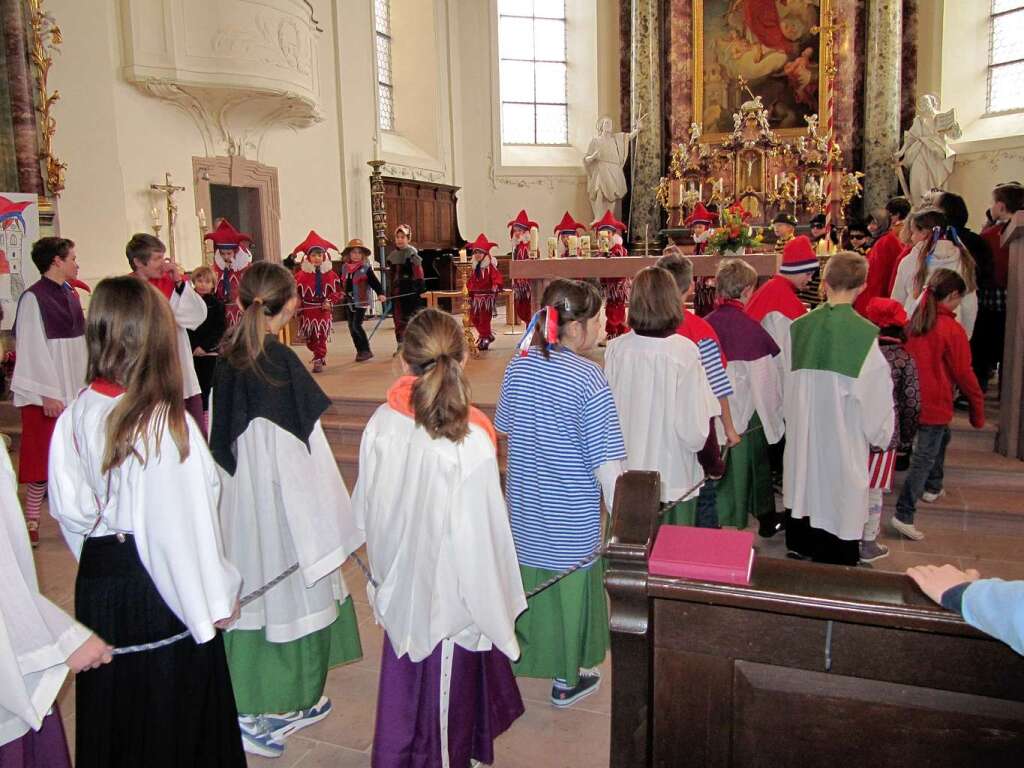 Fasnetsunndig in Endingen: Im Häs kamen kleine und große Narren am Morgen zum Fasnetsgottesdienst. Fasnetsunndig in Endingen: Im Häs kamen kleine und große Narren am Morgen zum Fasnetsgottesdienst.