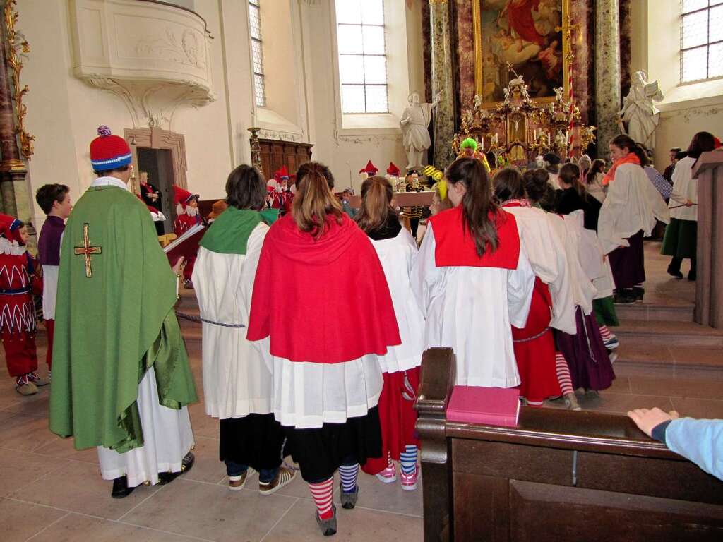 Fasnetsunndig in Endingen: Im Häs kamen kleine und große Narren am Morgen zum Fasnetsgottesdienst. Fasnetsunndig in Endingen: Im Häs kamen kleine und große Narren am Morgen zum Fasnetsgottesdienst.