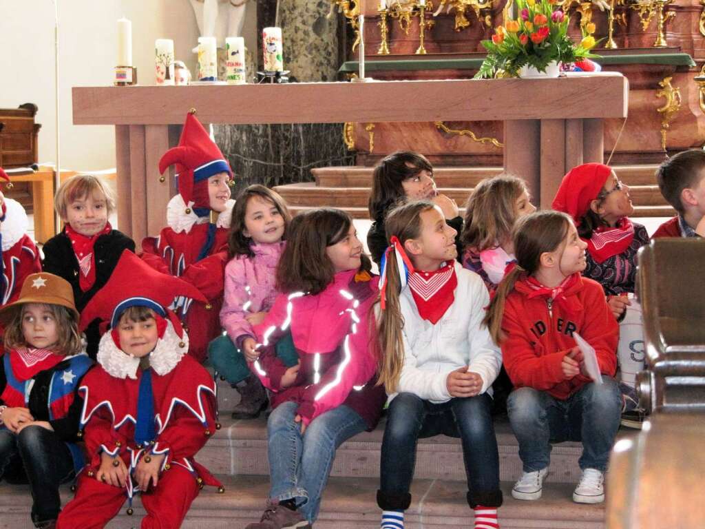 Fasnetsunndig in Endingen: Im Häs kamen kleine und große Narren am Morgen zum Fasnetsgottesdienst. Fasnetsunndig in Endingen: Im Häs kamen kleine und große Narren am Morgen zum Fasnetsgottesdienst.