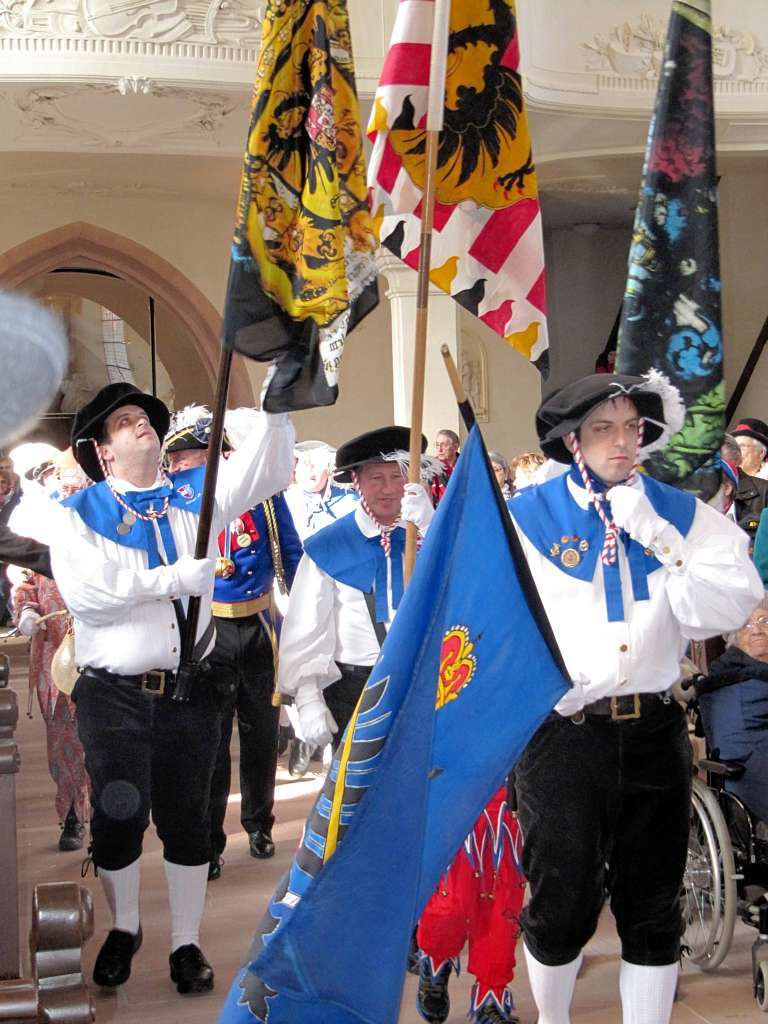 Fasnetsunndig in Endingen: Im Häs kamen kleine und große Narren am Morgen zum Fasnetsgottesdienst. Fasnetsunndig in Endingen: Im Häs kamen kleine und große Narren am Morgen zum Fasnetsgottesdienst.