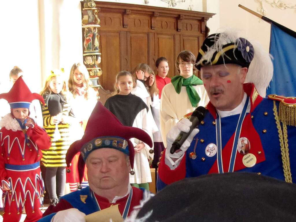Fasnetsunndig in Endingen: Im Häs kamen kleine und große Narren am Morgen zum Fasnetsgottesdienst. Fasnetsunndig in Endingen: Im Häs kamen kleine und große Narren am Morgen zum Fasnetsgottesdienst.