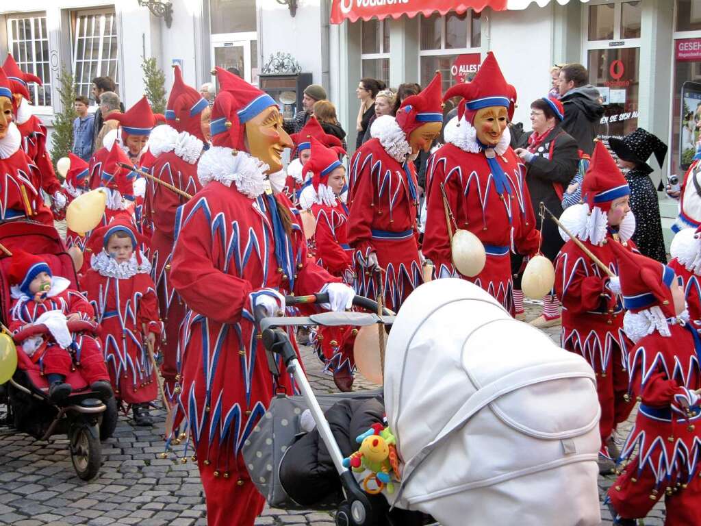 Fasnetsunndig in Endingen: Buntes Treiben beim großen Jokiliumzug am Nachmittag. Fasnetsunndig in Endingen: Buntes Treiben beim großen Jokiliumzug am Nachmittag.