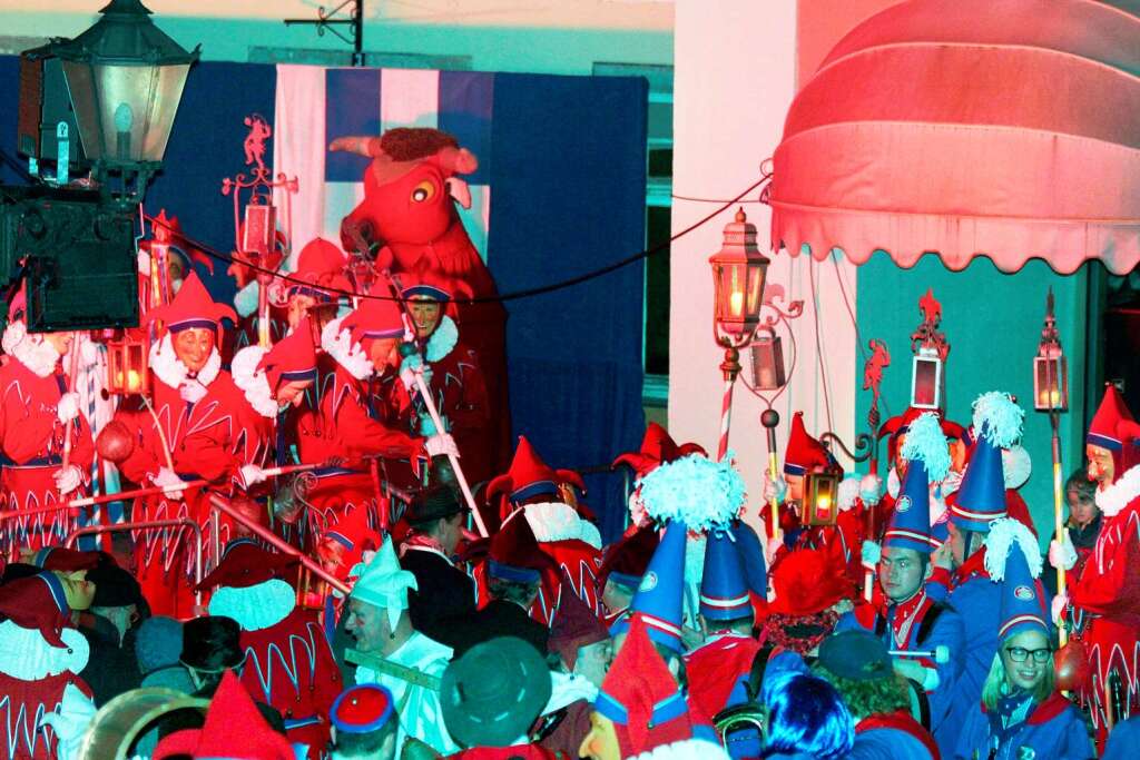 Fasnet-Proklamation durch den Oberjokili auf dem Endinger Marktplatz Fasnet-Proklamation durch den Oberjokili auf dem Endinger Marktplatz