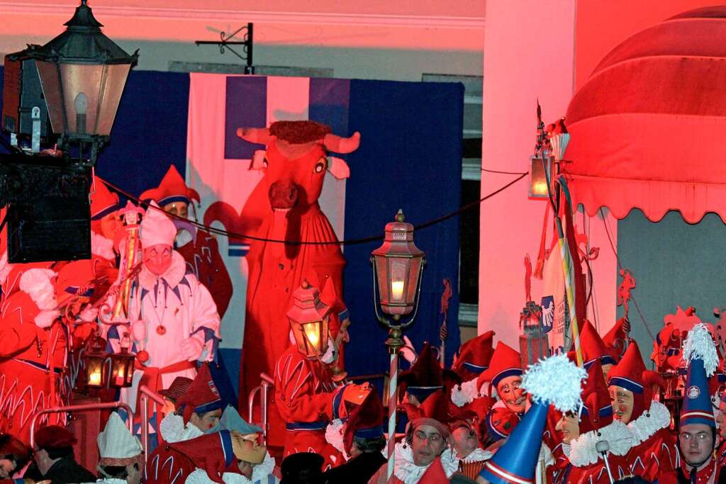 Fasnet-Proklamation durch den Oberjokili auf dem Endinger Marktplatz Fasnet-Proklamation durch den Oberjokili auf dem Endinger Marktplatz