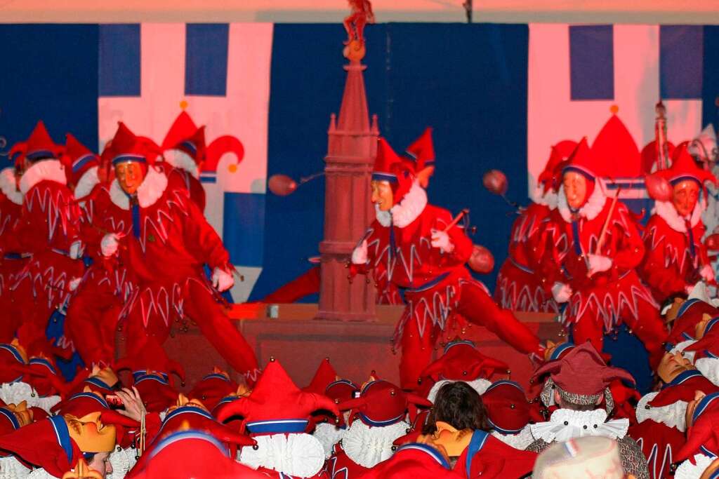 Fasnet-Proklamation durch den Oberjokili auf dem Endinger Marktplatz Fasnet-Proklamation durch den Oberjokili auf dem Endinger Marktplatz