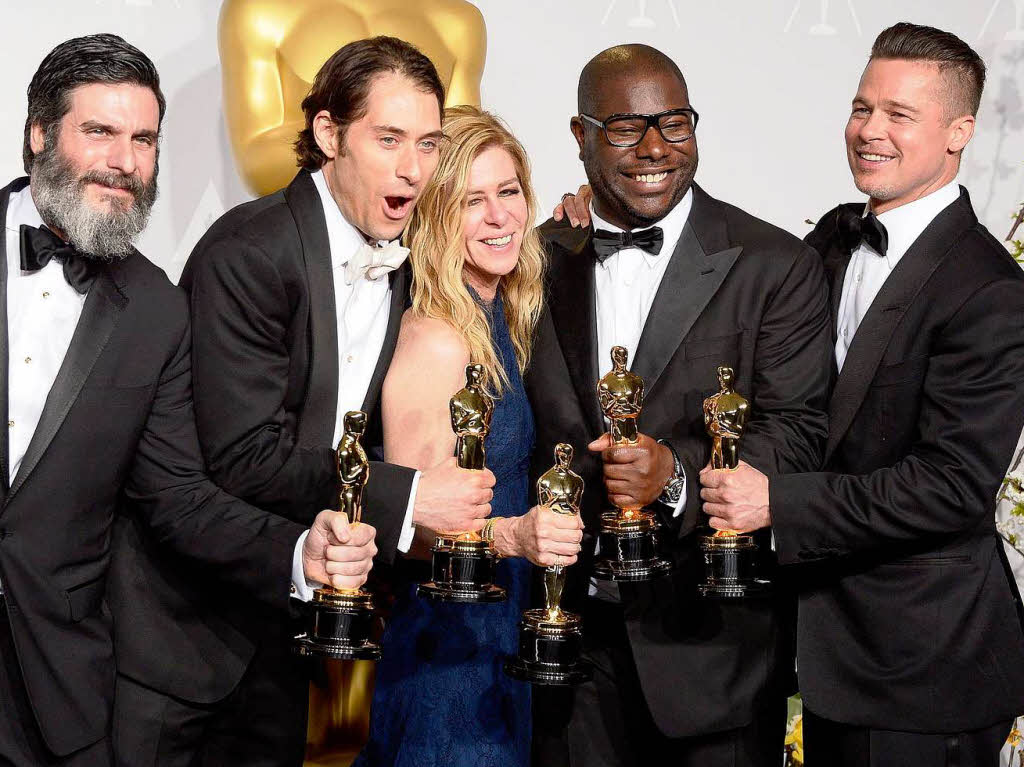 Auch die Produzenten erhielten einen Oscar fr „12 Years a Slave“. Von links: Anthony Katagas, Jeremy Kleiner, Dede Gardner, Steve McQueen und Hollywood-Beau Brad Pitt.