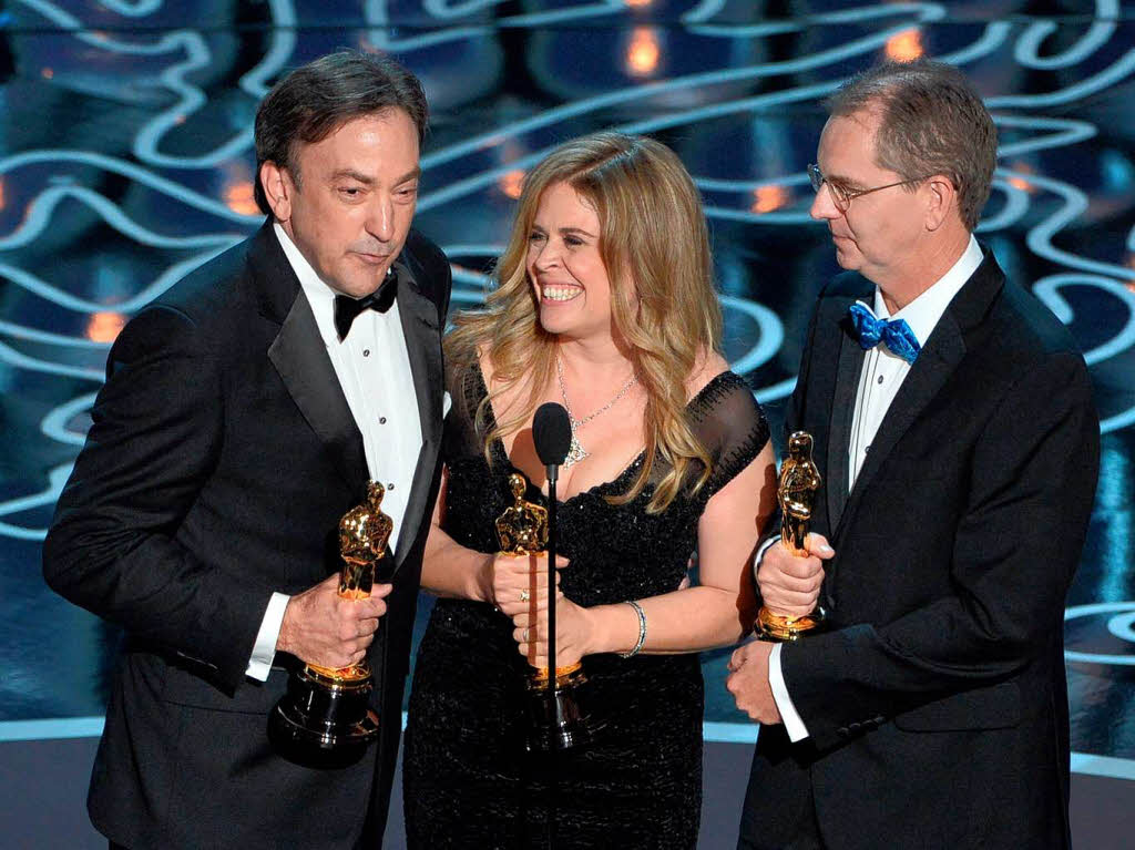 Der Oscar fr den besten Animationsfilm ging an „Frozen“. Regie: Chris Buck (rechts) und Jennifer Lee. Produzent war Peter Del Vecho (links).