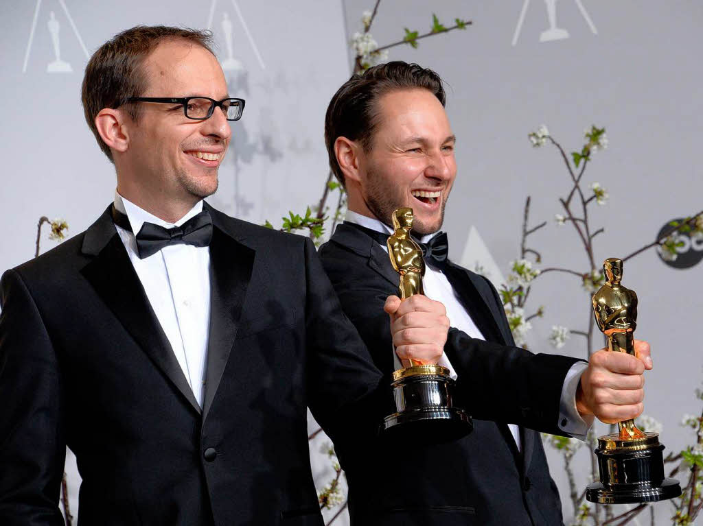 Laurent Witz (links) und Alexandre Espigares freuen sich ber ihre Oscars fr den besten Animations-Kurzfilm: „Mr. Hublot“.