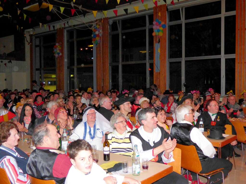 Bei der Narrensitzung in  Heimbach war der Saal voll besetzt.