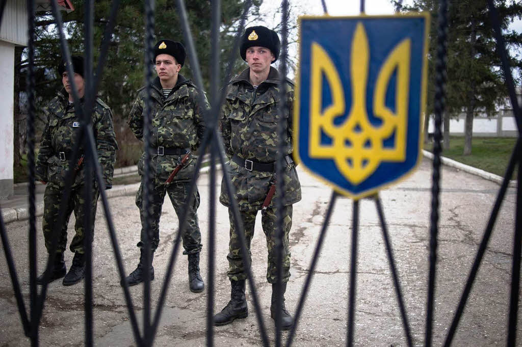 Innerhalb des Militrpostens warten ukrainische Soldaten.