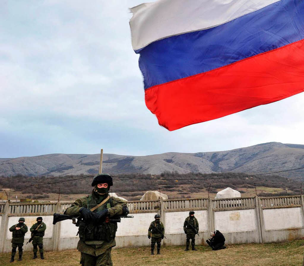 Eine russische Flagge wurde bei Perevalnoye, 20 Kilometer von  der Krim-Hauptstadt Simferopol, gehisst.