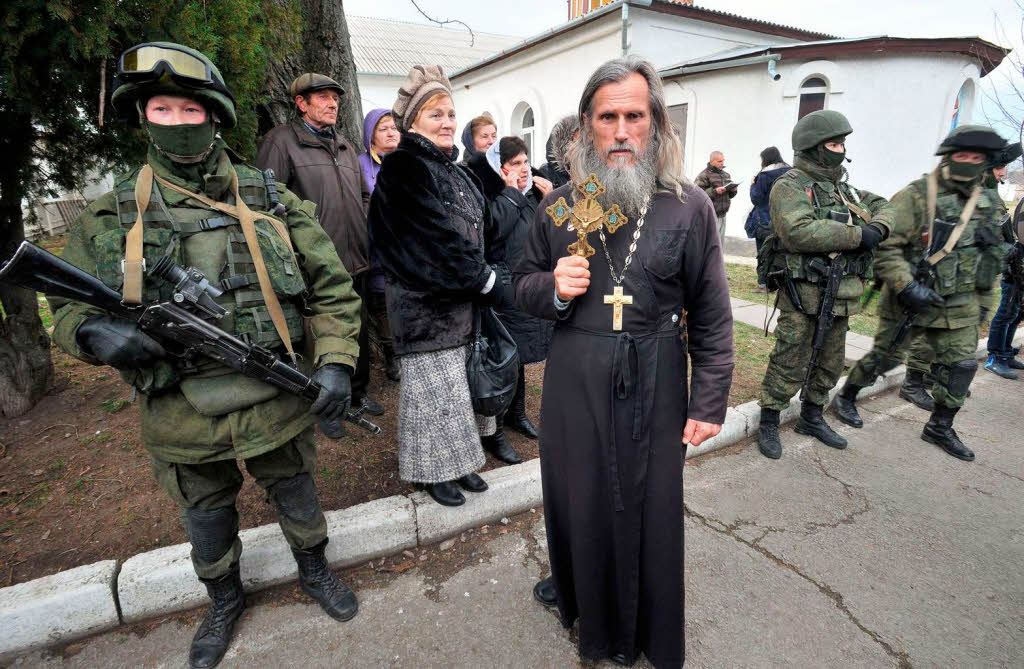 Ein orthodoxer Priester bezeugt die Umzingelung eines ukrainischen Militrsttzpunktes von bewaffneten Mnnern auf der Krim.