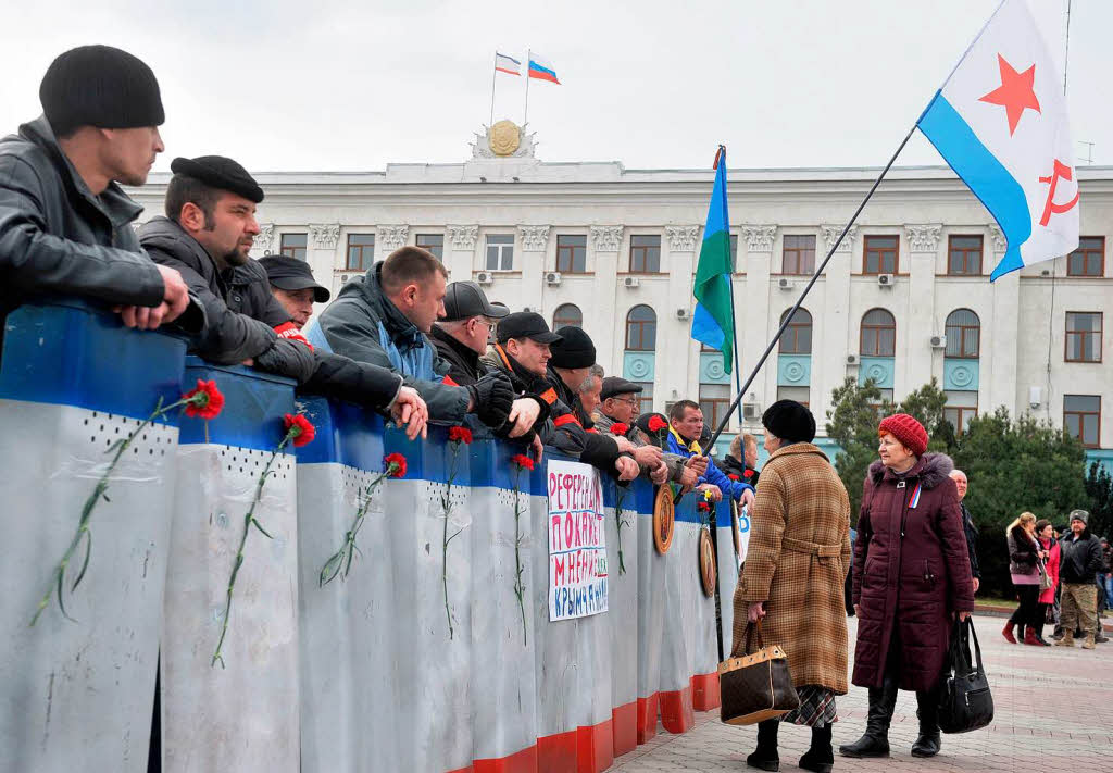 Pro-russische Aktivisten versperren den Weg zum  Kabinet der Krim.