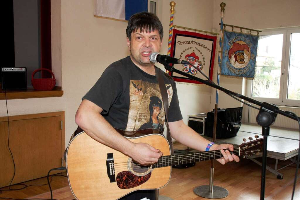 Narrenprediger Georg Mattes wie man ihn kennt - mit seiner Gitarre. Narrenprediger Georg Mattes wie man ihn kennt - mit seiner Gitarre.