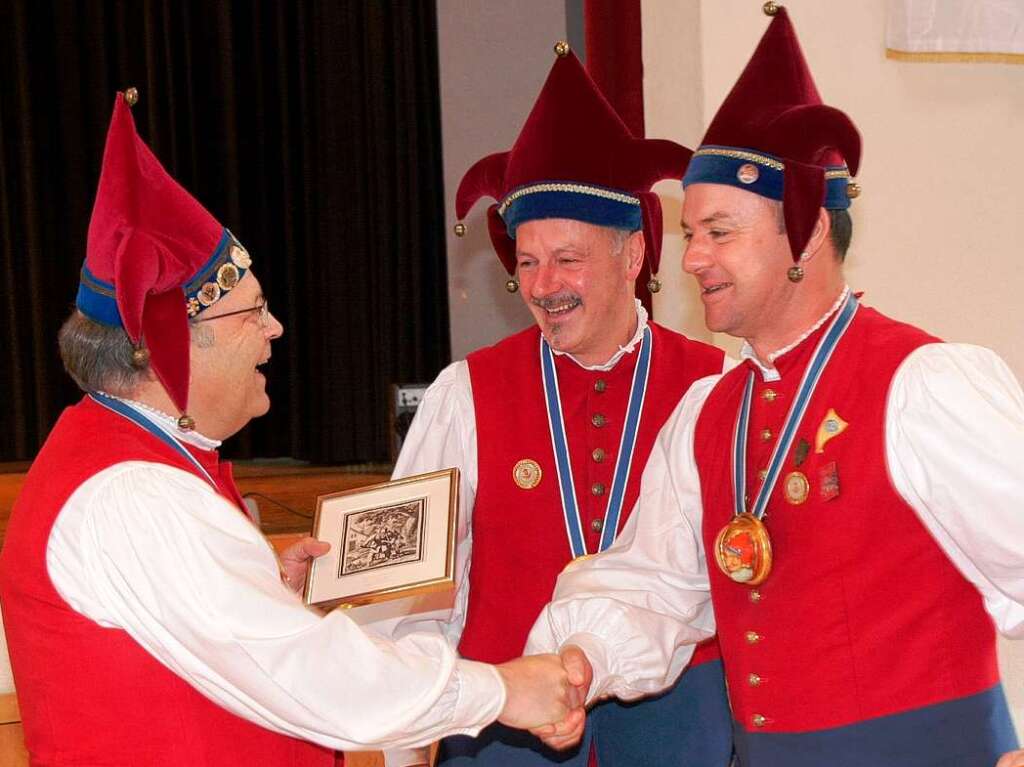 Mit einem Täfele dankten Oberzunftmeister Ralph Baumann und Zeremonienmeister Clemens Sexauer dem Ehrenoberzunftmeister und Erznarr Franz-Josef Vollherbst. Mit einem Täfele dankten Oberzunftmeister Ralph Baumann und Zeremonienmeister Clemens Sexauer dem Ehrenoberzunftmeister und Erznarr Franz-Josef Vollherbst.