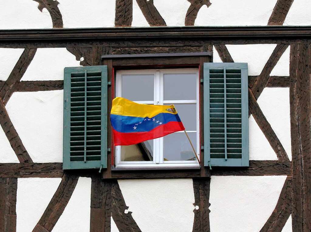 die venezolanische Flagge weht in Endingen