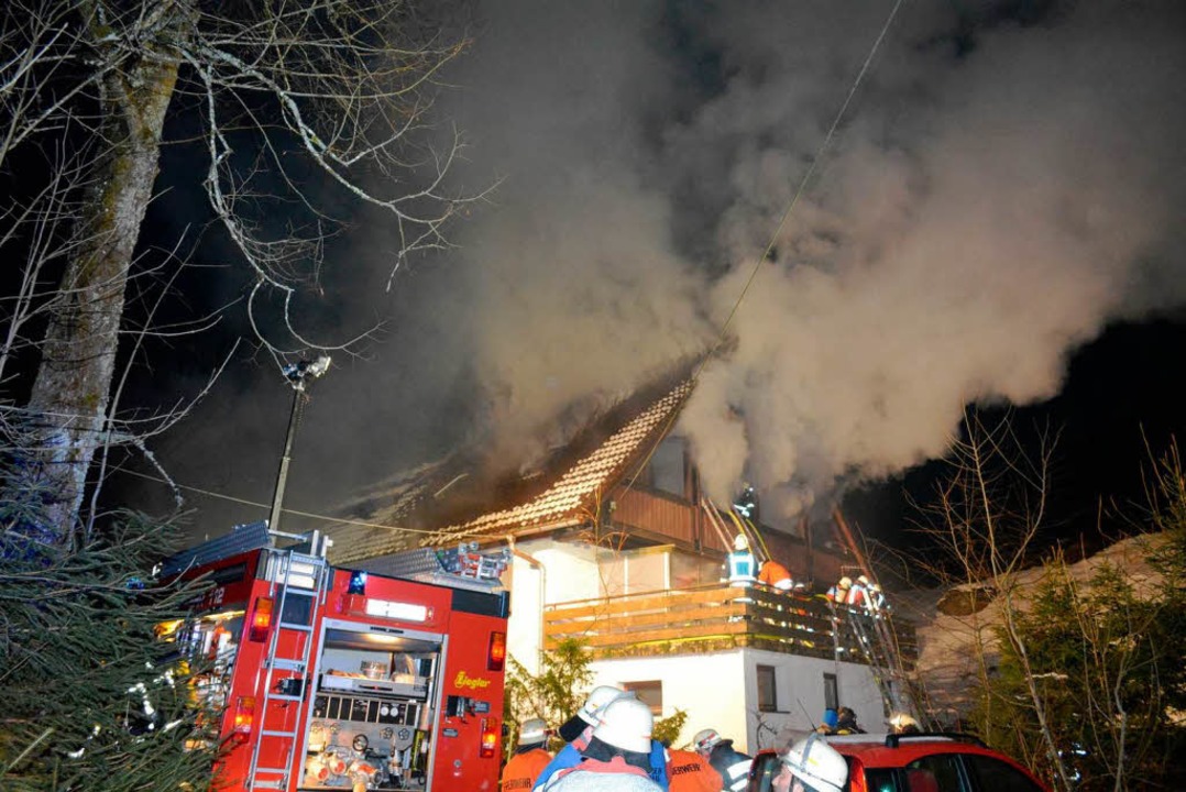 Rauch quillt aus dem Dachgeschoss der Pfistermhle.   | Foto: Kamera 24