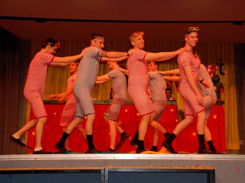 Das Mnnerballett „Die zehn Haubentaucher“ bewiesen, dass man sich auch mit Flossen an den Fen zur Musik bewegen kann