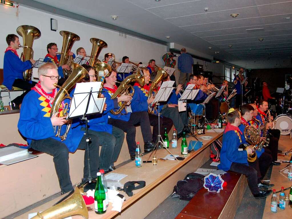 Die Stadtmusik ist auch dabei und voll im Einsatz.