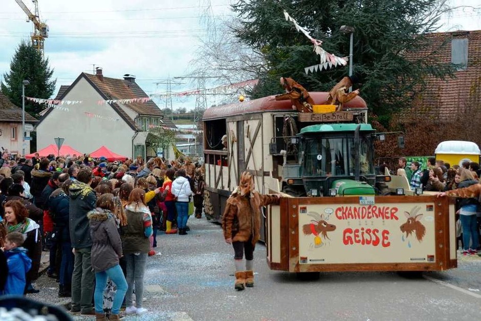 Bejubelt wurden nicht nur die Wagen, die sich durch Rümmingen schlängelten, sondern auch die vielen Fußgruppen. (Foto: Markus Maier) Bejubelt wurden nicht nur die Wagen, die sich durch Rümmingen schlängelten, sondern auch die vielen Fußgruppen. (Foto: Markus Maier)