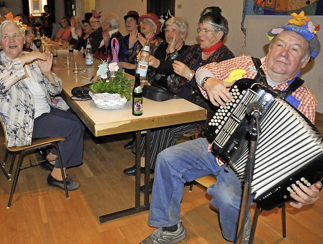 Erwin Mack sorgte mit seinem Akkordeon... den Auftritten fr Stimmung im Saal.   | Foto: Verein