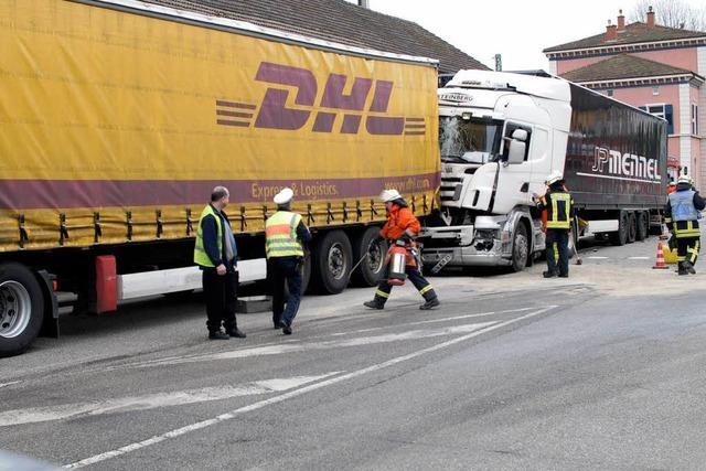 Haslach: Lastwagen rammt zehn Fahrzeuge im Gegenverkehr