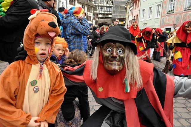 Tausende Narren ziehen durch die Freiburger Altstadt